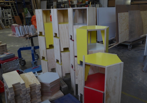 ontwerp tafels en krukjes voor projectruimte