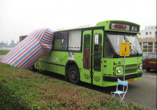 Bus met werk van Kaleb de Groot en Roosje Klap